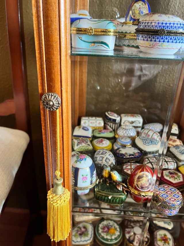 Vitrina pequeña madera cristal y mármol