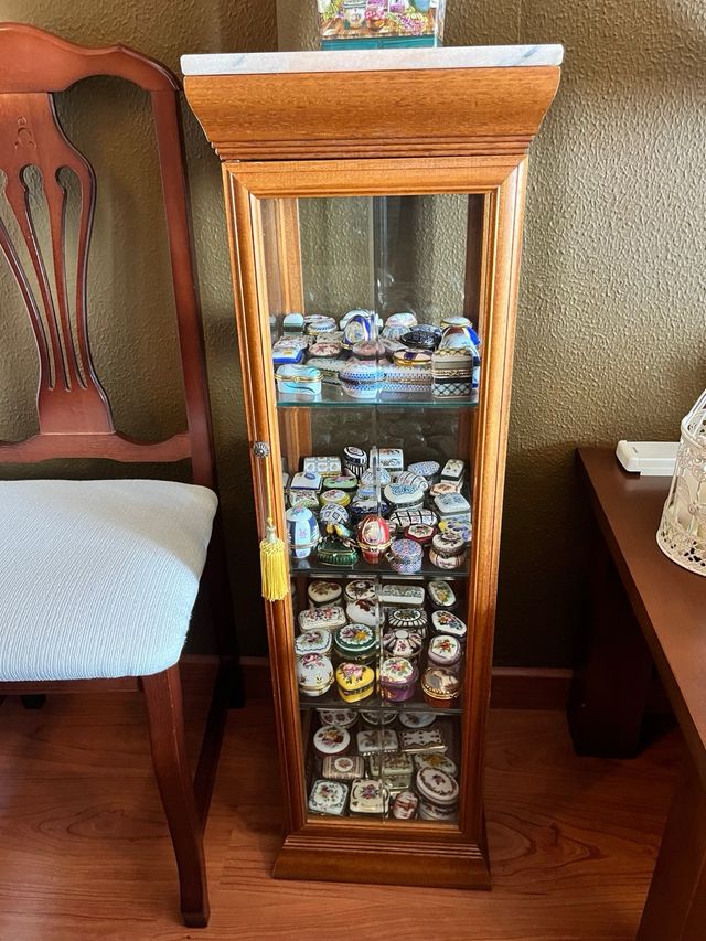 Vitrina pequeña madera cristal y mármol