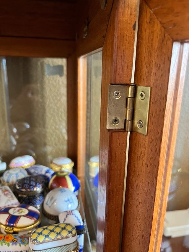 Vitrina pequeña madera cristal y mármol