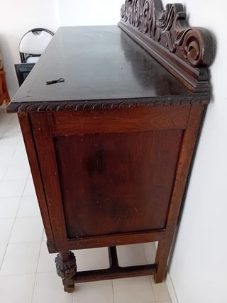 Aparador de madera maciza antigua