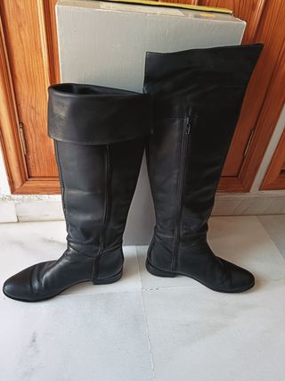 Botas altas de piel.