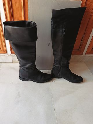 Botas altas de piel.