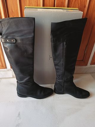 Botas altas de piel.