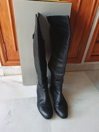 Botas altas de piel.