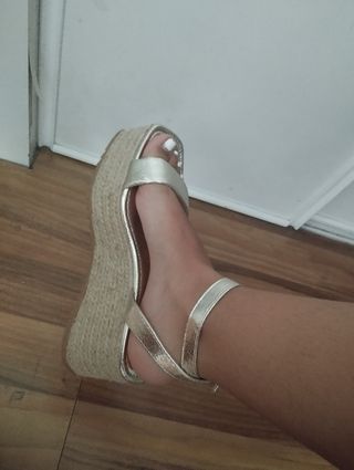 Sandalias doradas con plataforma