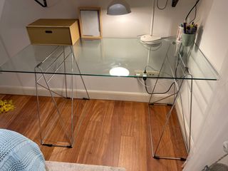 Mesa estudio cristal con caballetes metálicos
