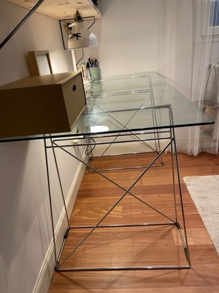 Mesa estudio cristal con caballetes metálicos