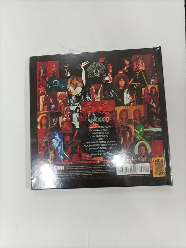 LIBRO CD  QUEEN "QUEEN" . NUEVO. PRECINTADO