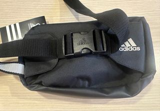 Riñonera Adidas color negro.
