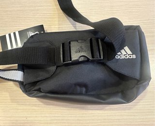 Riñonera Adidas color negro.