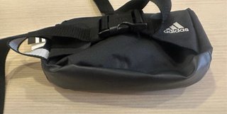 Riñonera Adidas color negro.