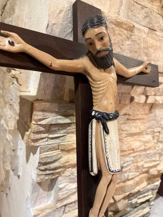 Crucifijo Cristo estilo románico madera policromada