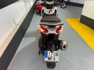 PIAGGIO BEVERLY 300 HPE