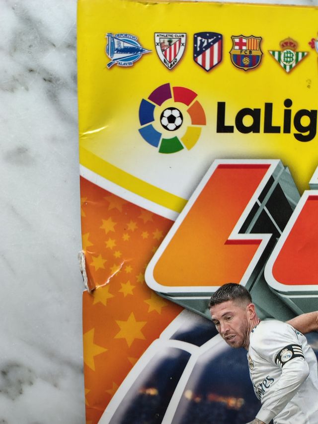 Cromos junto al álbum de la Liga Este 2018-19