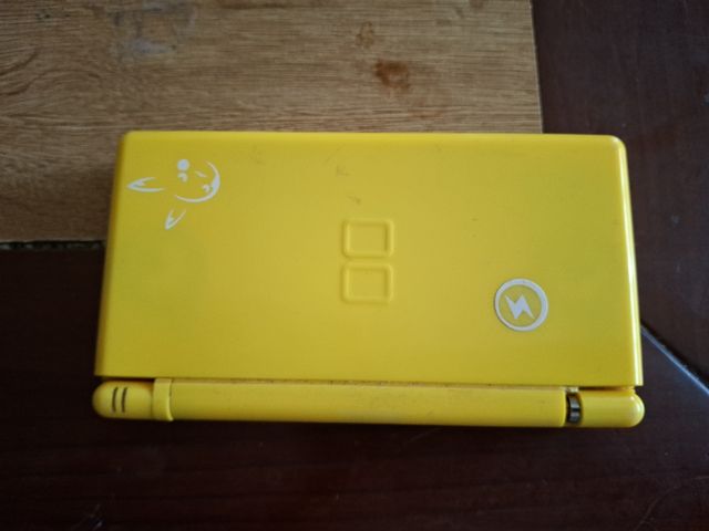 Consola de lite amarilla