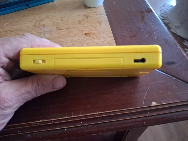 Consola de lite amarilla