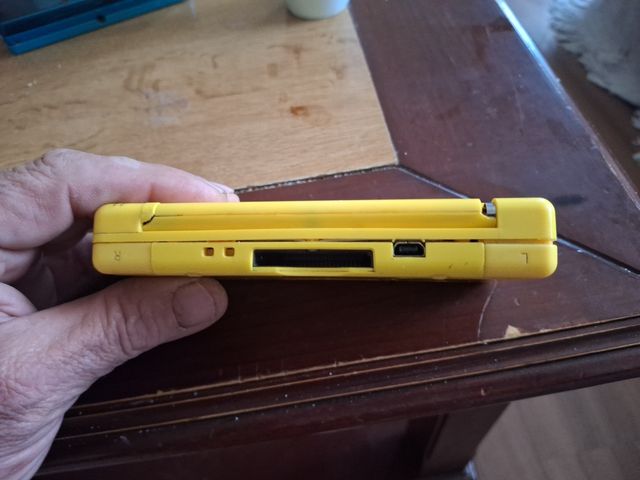 Consola de lite amarilla