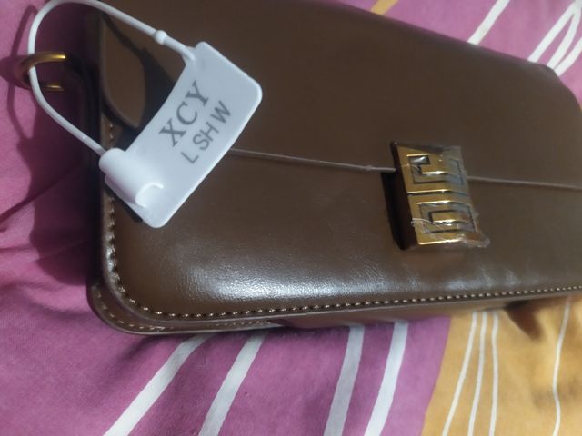 Cartera marrón con sierre y correas