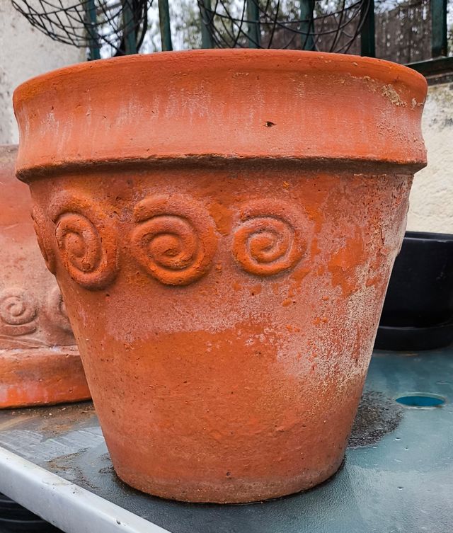 Dos macetas antiguas de terracota