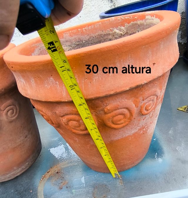 Dos macetas antiguas de terracota