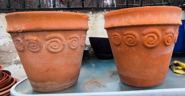 Dos macetas antiguas de terracota