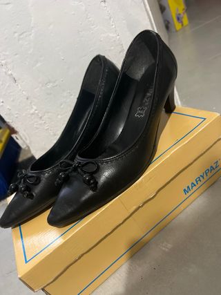 Zapatos medio tacon de piel negros