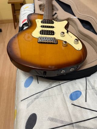 guitarra eléctrica con pieza electroacústica