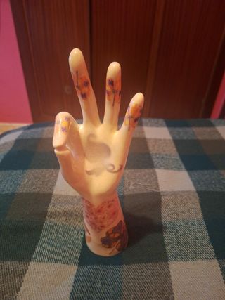 Mano cuelga colgantes