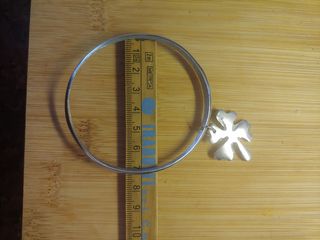 Bracciale rigido con charm quadrifoglio