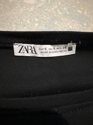 Top negro básico con un nudo en el ombligo