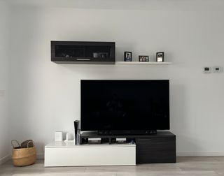 Mueble de salón gris y blanco