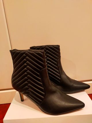 Bata tronchetto con tacco. Nuovo 