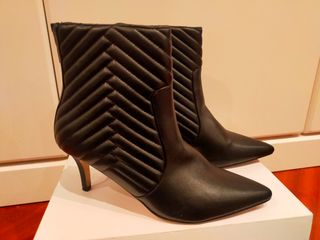 Bata tronchetto con tacco. Nuovo 