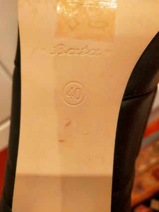Bata tronchetto con tacco. Nuovo 