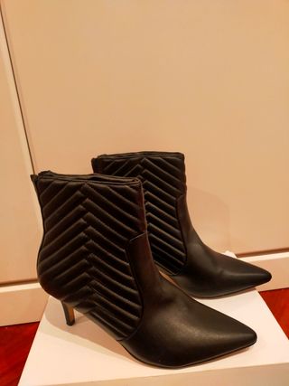 Bata tronchetto con tacco. Nuovo 