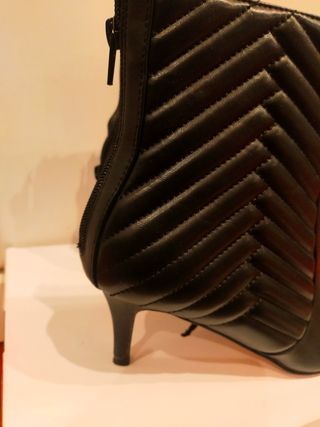 Bata tronchetto con tacco. Nuovo 