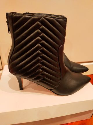 Bata tronchetto con tacco. Nuovo 