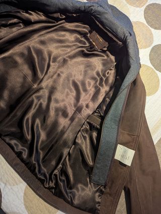 Cazadora de cuero grueso con capucha