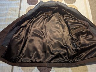 Cazadora de cuero grueso con capucha