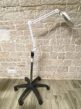 Lampada con lente d’ingrandimento