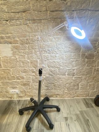 Lampada con lente d’ingrandimento