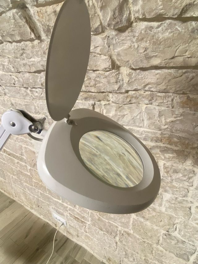 Lampada con lente d’ingrandimento