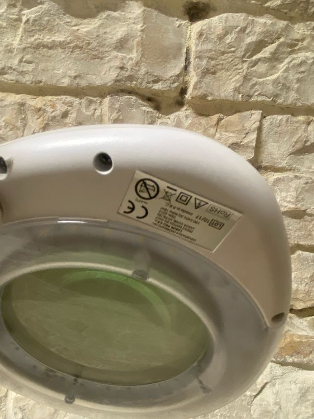 Lampada con lente d’ingrandimento