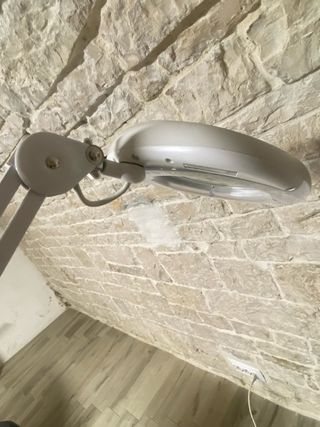 Lampada con lente d’ingrandimento