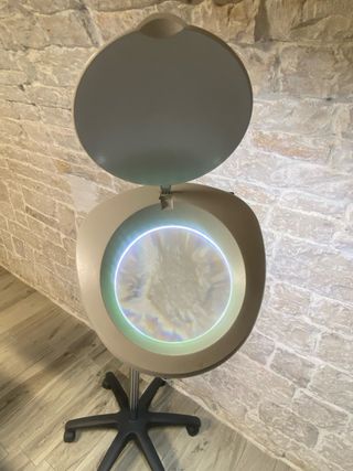 Lampada con lente d’ingrandimento