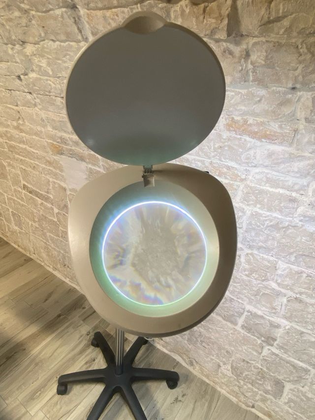 Lampada con lente d’ingrandimento