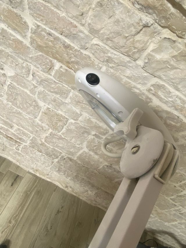 Lampada con lente d’ingrandimento