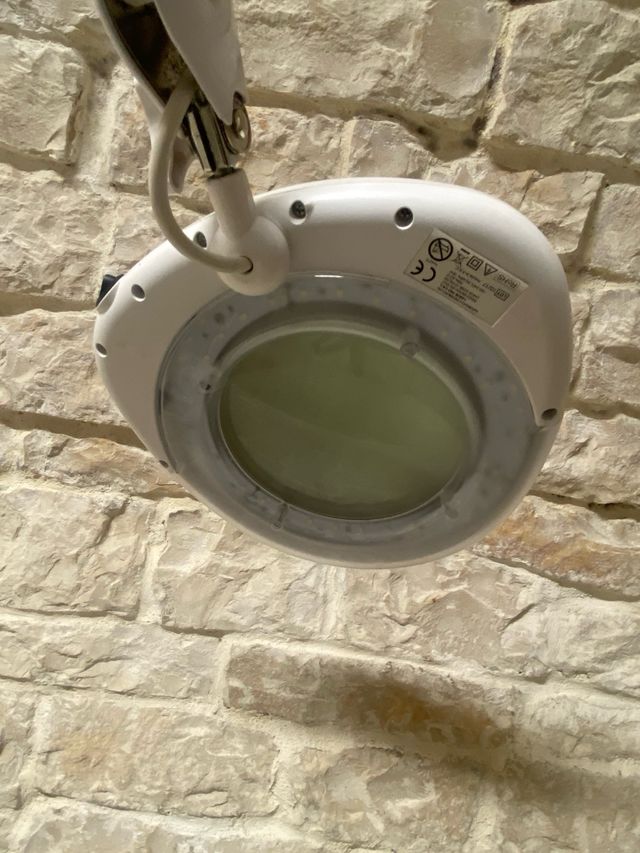 Lampada con lente d’ingrandimento
