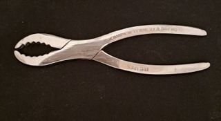 Pinza pubblicitaria  per champagne Pommery