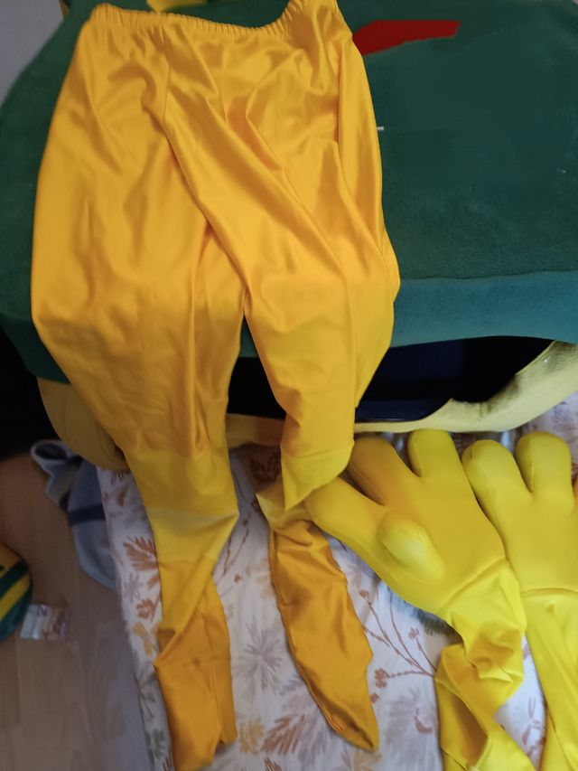 Disfraz espuma estropajo 110*70 cm zapatos guantes